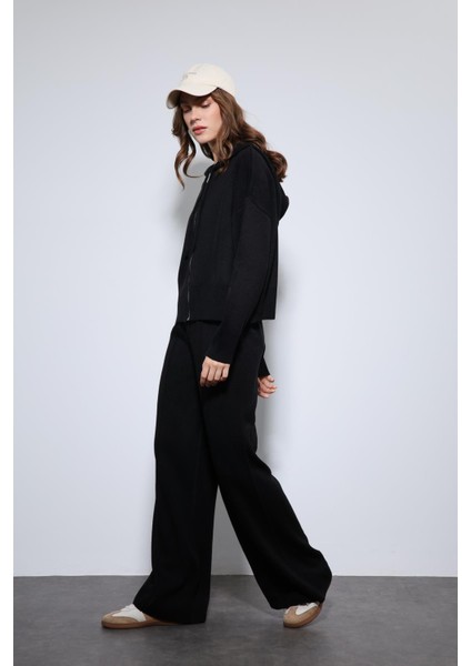 Siyah Kapüşonlu Üst ve Geniş Paça Triko Takım fiyatları