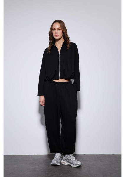 Siyah Volümlü Ceket ve Paça Lastikli Eşofman Takım modelleri
