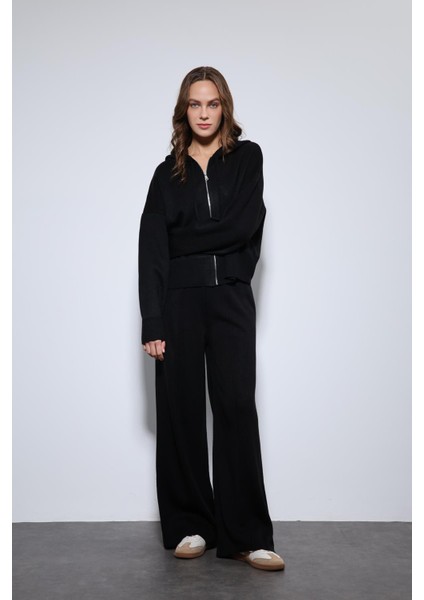 Siyah Kapüşonlu Üst ve Geniş Paça Triko Takım modelleri