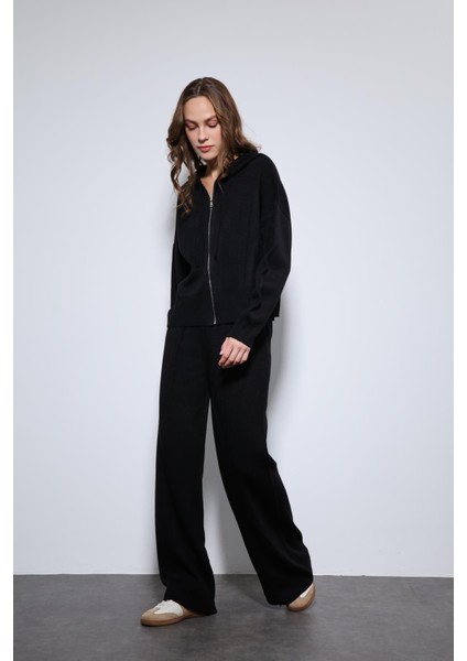 Siyah Kapüşonlu Üst ve Geniş Paça Triko Takım fırsatları