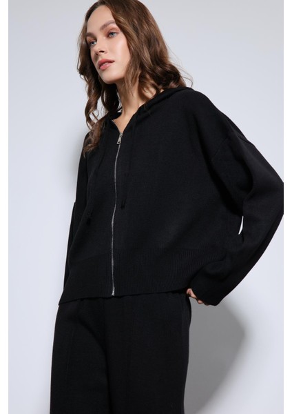 Siyah Kapüşonlu Üst ve Geniş Paça Triko Takım indirimleri
