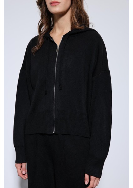 Siyah Kapüşonlu Üst ve Geniş Paça Triko Takım