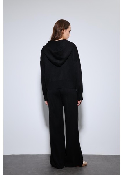 Siyah Kapüşonlu Üst ve Geniş Paça Triko Takım