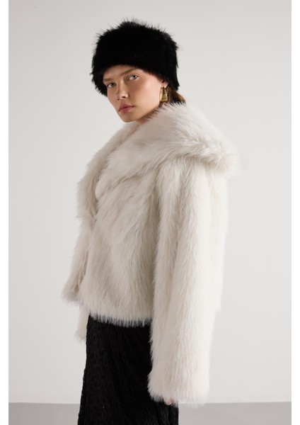 Kadın Beyaz Kısa Kürk Kaban 30075 indirimleri