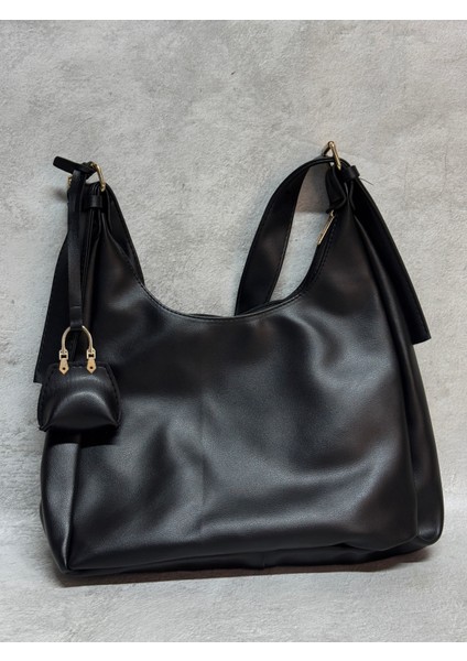 Siyah Renkli Suni Deri Büyük Boy Fermuarlı Omuz Askılı Çanta ve Minik Çanta Aksesuarı