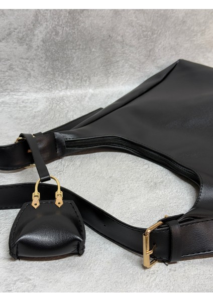 Siyah Renkli Suni Deri Büyük Boy Fermuarlı Omuz Askılı Çanta ve Minik Çanta Aksesuarı modelleri