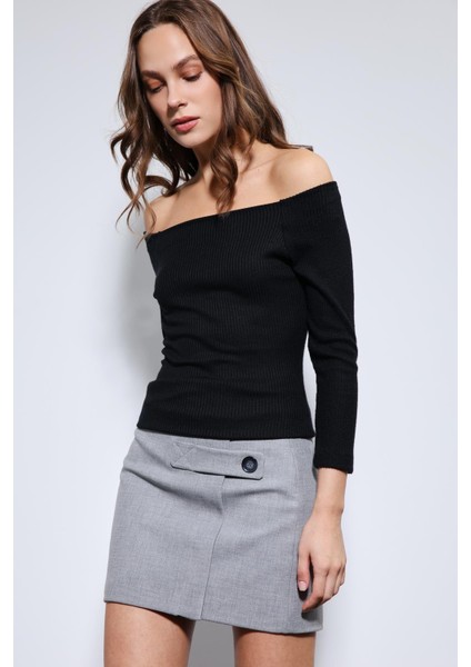 Siyah Açık Omuz Detaylı Top modelleri