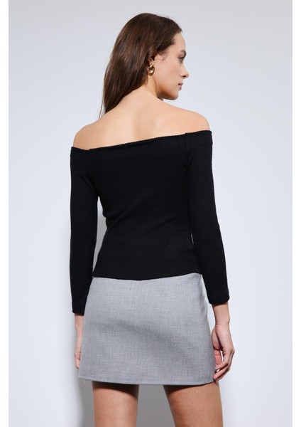 Siyah Açık Omuz Detaylı Top fırsatları