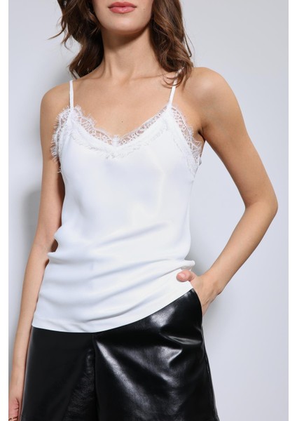 Ekru Dantel Detaylı Saten Top fiyatları