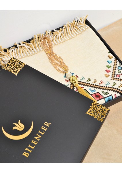 Hediyelik Seccade Tesbih Seti – Kilim Desenli Kadife Astarlı Seccade, Kristal Tesbih ve Özel Kutulu Lüks Hediye Seti fiyatları