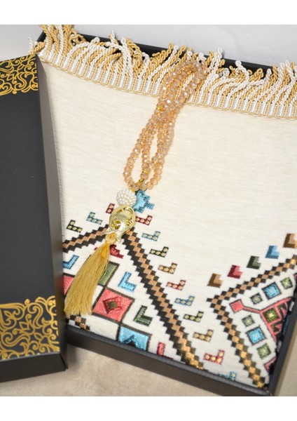 Hediyelik Seccade Tesbih Seti – Kilim Desenli Kadife Astarlı Seccade, Kristal Tesbih ve Özel Kutulu Lüks Hediye Seti fırsatları