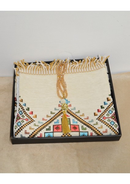 Hediyelik Seccade Tesbih Seti – Kilim Desenli Kadife Astarlı Seccade, Kristal Tesbih ve Özel Kutulu Lüks Hediye Seti indirimleri