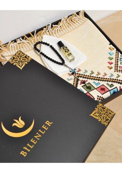 Erkekler Için Seccade Takke Tesbih Esans Hediyelik Seti – Kilim Desenli Kadife Astarlı Seccade ve Özel Kutulu Lüks Hac Umre Hediyesi