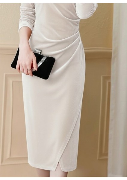 Kadın Uzun Kollu Kruvaze Yakalı Yandan Büzgülü Önden Çapraz Detaylı Midi Kadife Elbise modelleri