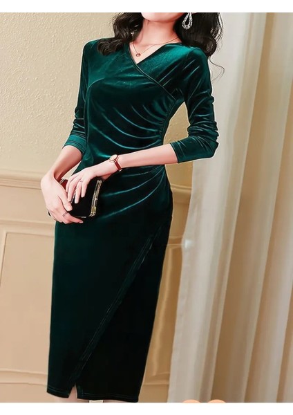 Kadın Uzun Kollu Kruvaze Yakalı Yandan Büzgülü Önden Çapraz Detaylı Midi Kadife Elbise
