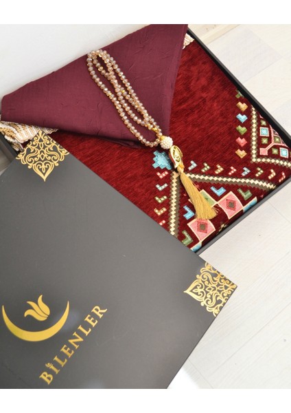 Çeyizlik Hediyelik Seccade Eşarp Tesbih Set – Kilim Desenli Kadife Astarlı Seccade, Eşarp, Kristal Tesbih Özel Kutulu Lüks Hediye Seti