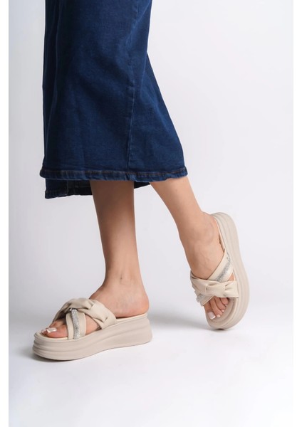 Clara Düz Topuklu Kurdele Desenli Taşlı Kalın ve Ortopedik Taban Kadın Terlik Ckt - Krem modelleri