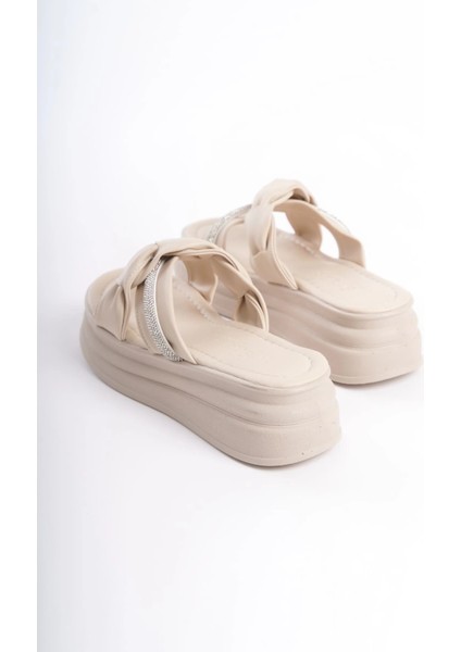 Clara Düz Topuklu Kurdele Desenli Taşlı Kalın ve Ortopedik Taban Kadın Terlik Ckt - Krem indirimleri