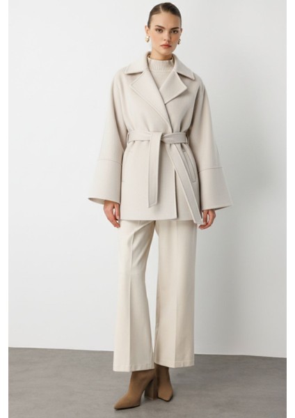 Rahat Kesim Yünlü Kısa Bej Rengi Kaşe Kaban