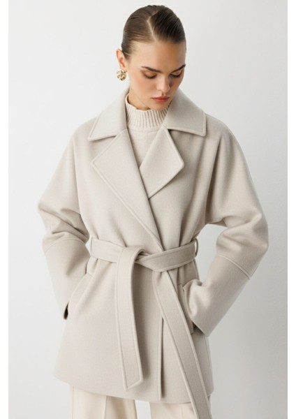 Rahat Kesim Yünlü Kısa Bej Rengi Kaşe Kaban fiyatları