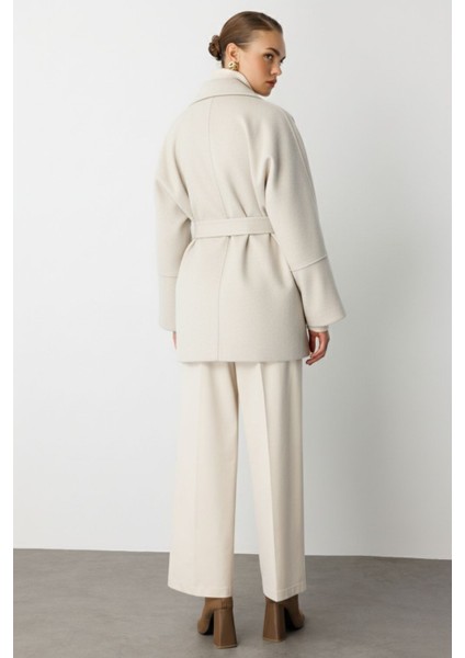 Rahat Kesim Yünlü Kısa Bej Rengi Kaşe Kaban fırsatları