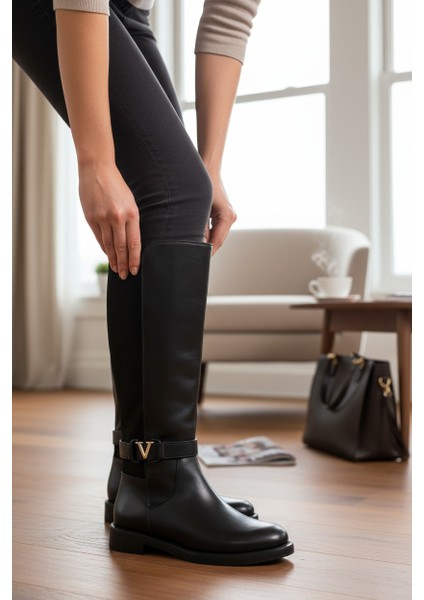 Siyah Uzun Fermuarlı Tokalı Bantlı Ince Taban Kadın Çizme