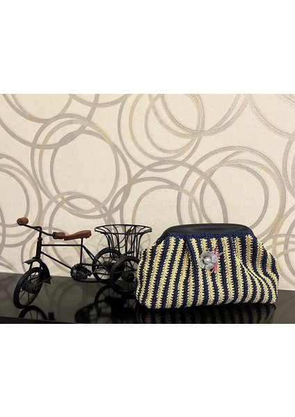 Elörgüsü Burslu Lacivert Krem Çanta modelleri