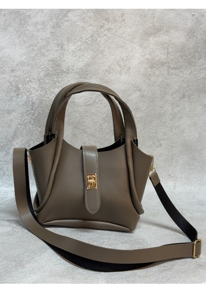 Orta Boy Kilitli Ayarlanabilir Omuz Askılı Astarsız Kadın Çanta