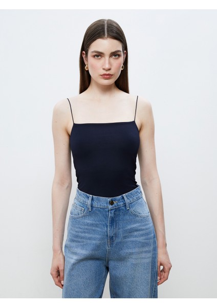 Kare Yaka Kadın Atlet