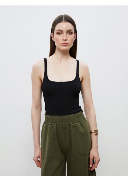 Kare Yaka Kadın Atlet