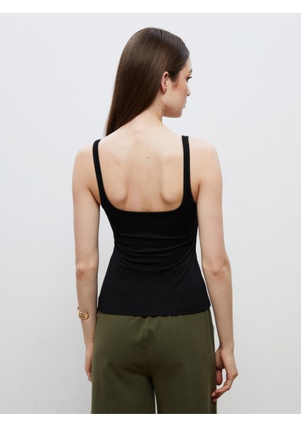 Kare Yaka Kadın Atlet fırsatları