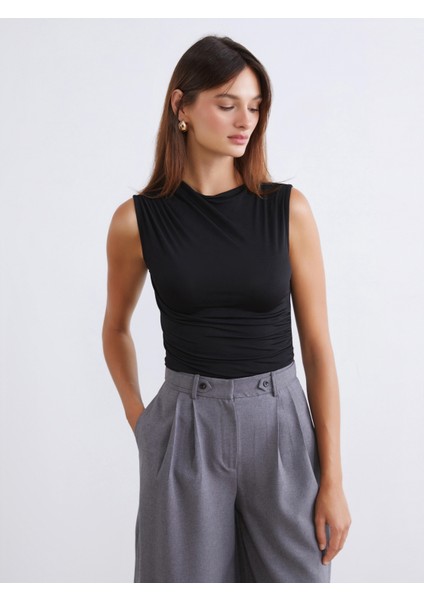 Dik Yaka Büzgülü Bluz