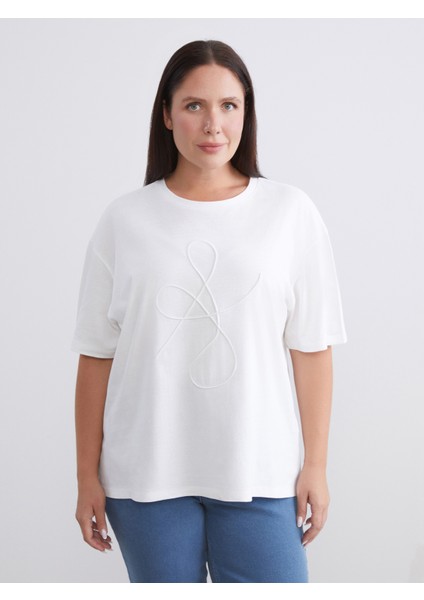 Büyük Beden Bisiklet Yaka Nakışlı Kadın Tişört