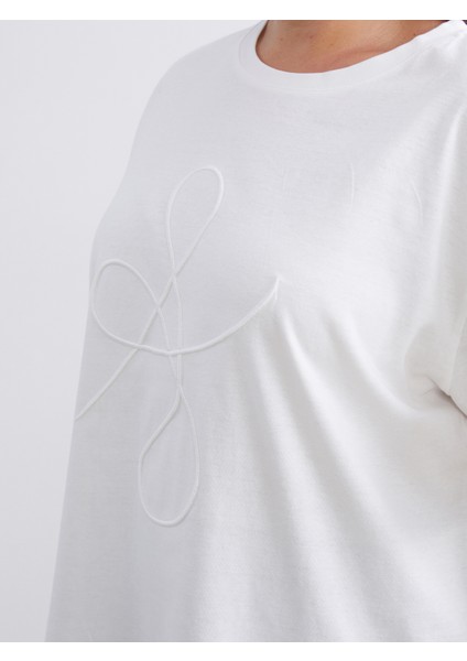 Büyük Beden Bisiklet Yaka Nakışlı Kadın Tişört modelleri