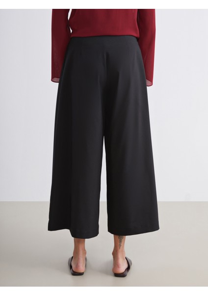 Standart Fit Kadın Pileli Pantolon fırsatları