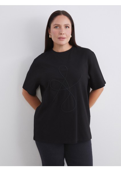 Büyük Beden Bisiklet Yaka Nakışlı Kadın Tişört