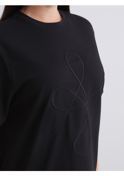 Büyük Beden Bisiklet Yaka Nakışlı Kadın Tişört modelleri