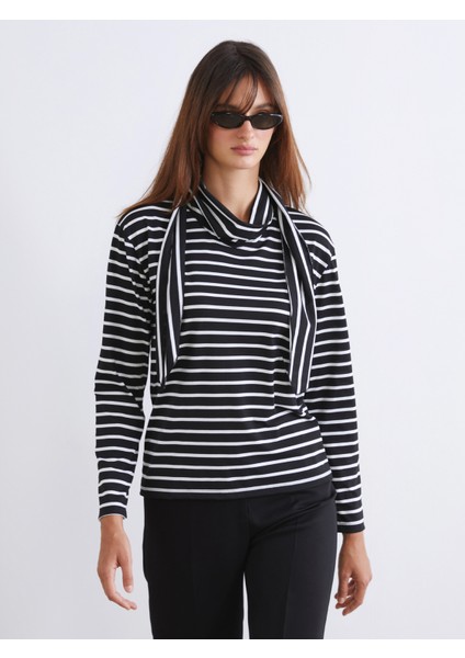 Dik Yaka Çizgili Kadın Tişört
