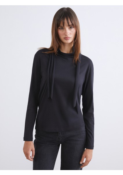 Dik Yaka Kadın Tişört