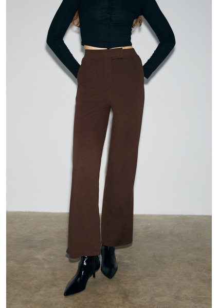 Phalıera Kadın Esnek Kumaşlı Rahat Kalıp Cırt Kapamalı Koyu Kahverengi Pantolon modelleri