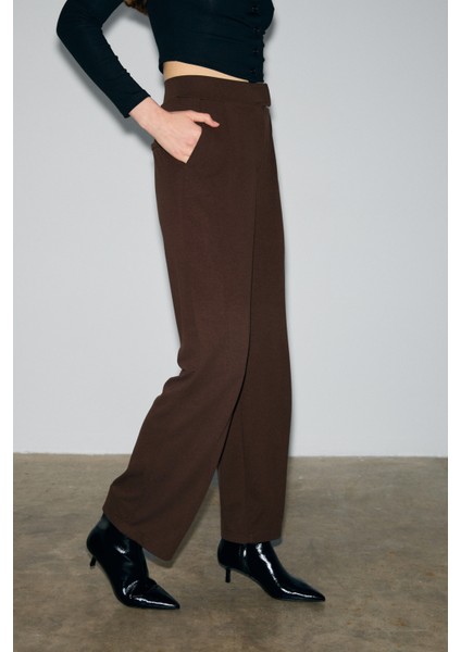 Phalıera Kadın Esnek Kumaşlı Rahat Kalıp Cırt Kapamalı Koyu Kahverengi Pantolon indirimleri