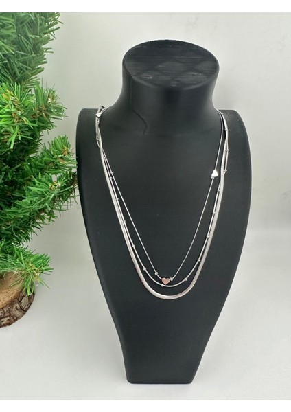 Üç Katlı Gümüş Renk Zincir Kolye – Kalp ve Boncuk Detaylı Zarif Tasarım