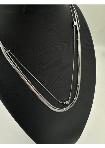 Üç Katlı Gümüş Renk Zincir Kolye – Kalp ve Boncuk Detaylı Zarif Tasarım fiyatları