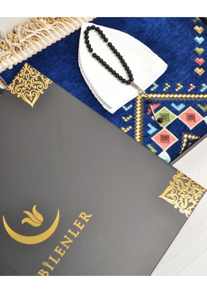 Erkekler Için Seccade Takke Tesbih Hediyelik Seti –kilim Desenli Kadife Astarlı Seccade, 33’lü Erkek Tesbihi, Takke ve Özel Kutu