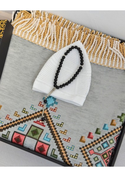Erkekler Için Seccade Takke Tesbih Hediyelik Seti –kilim Desenli Kadife Astarlı Seccade, 33’lü Erkek Tesbihi, Takke ve Özel Kutu
