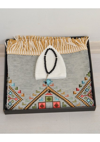 Erkekler Için Seccade Takke Tesbih Hediyelik Seti –kilim Desenli Kadife Astarlı Seccade, 33’lü Erkek Tesbihi, Takke ve Özel Kutu fiyatları