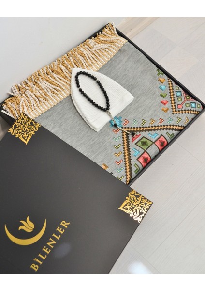 Erkekler Için Seccade Takke Tesbih Hediyelik Seti –kilim Desenli Kadife Astarlı Seccade, 33’lü Erkek Tesbihi, Takke ve Özel Kutu
