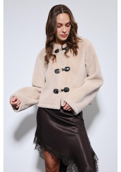 Bej Süslü Düğmeli Suni Kürk Ceket modelleri