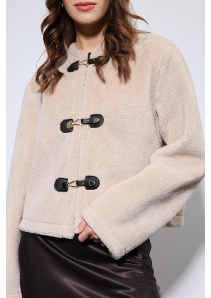 Bej Süslü Düğmeli Suni Kürk Ceket fırsatları