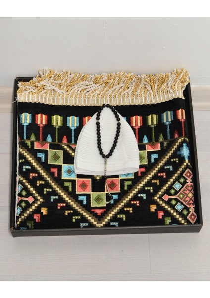 Erkekler Için Seccade Takke Tesbih Hediyelik Seti –kilim Desenli Kadife Astarlı Seccade, 33’lü Erkek Tesbihi, Takke ve Özel Kutu fiyatları